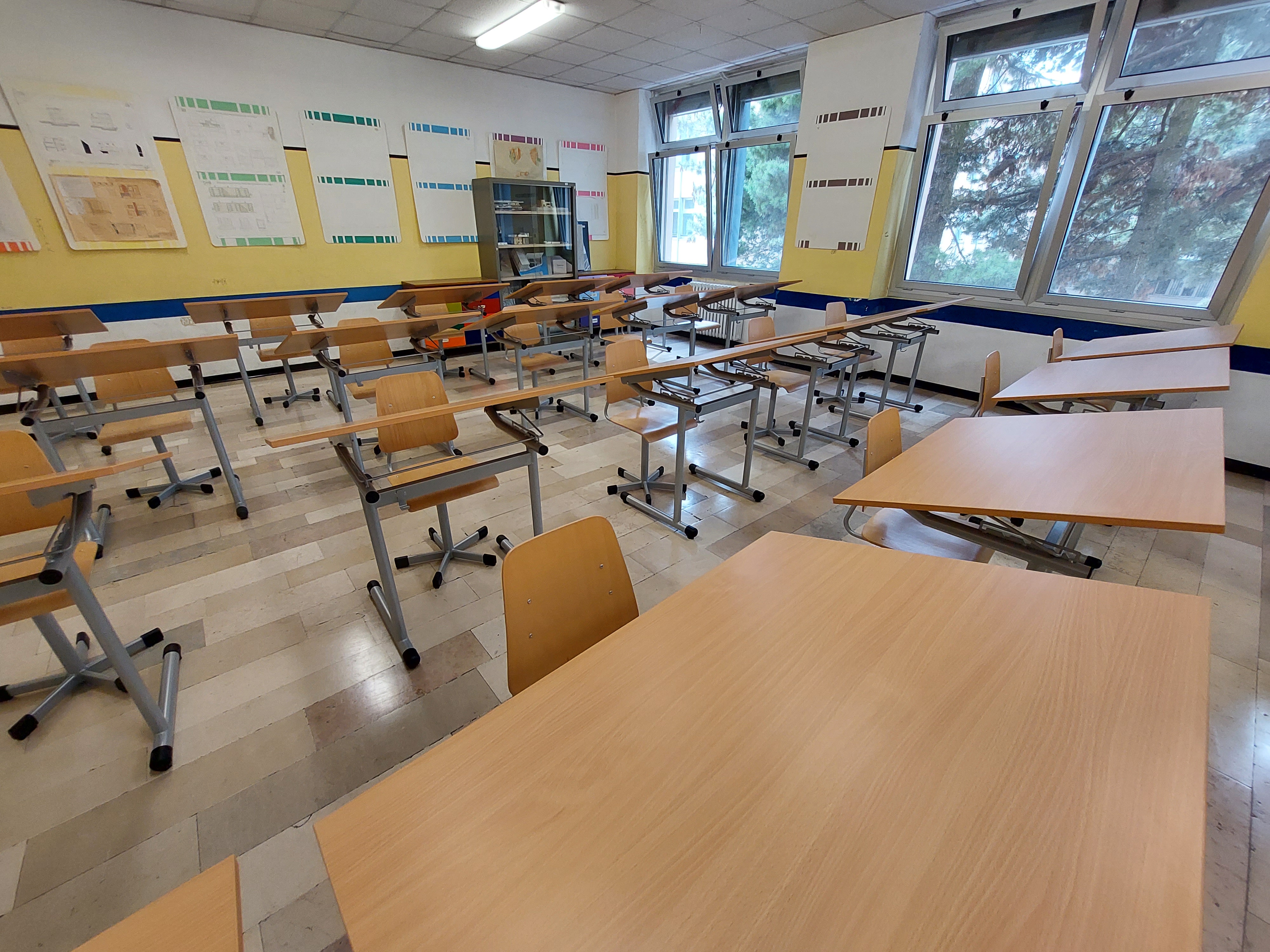 aula scolastica con banco Raffaello