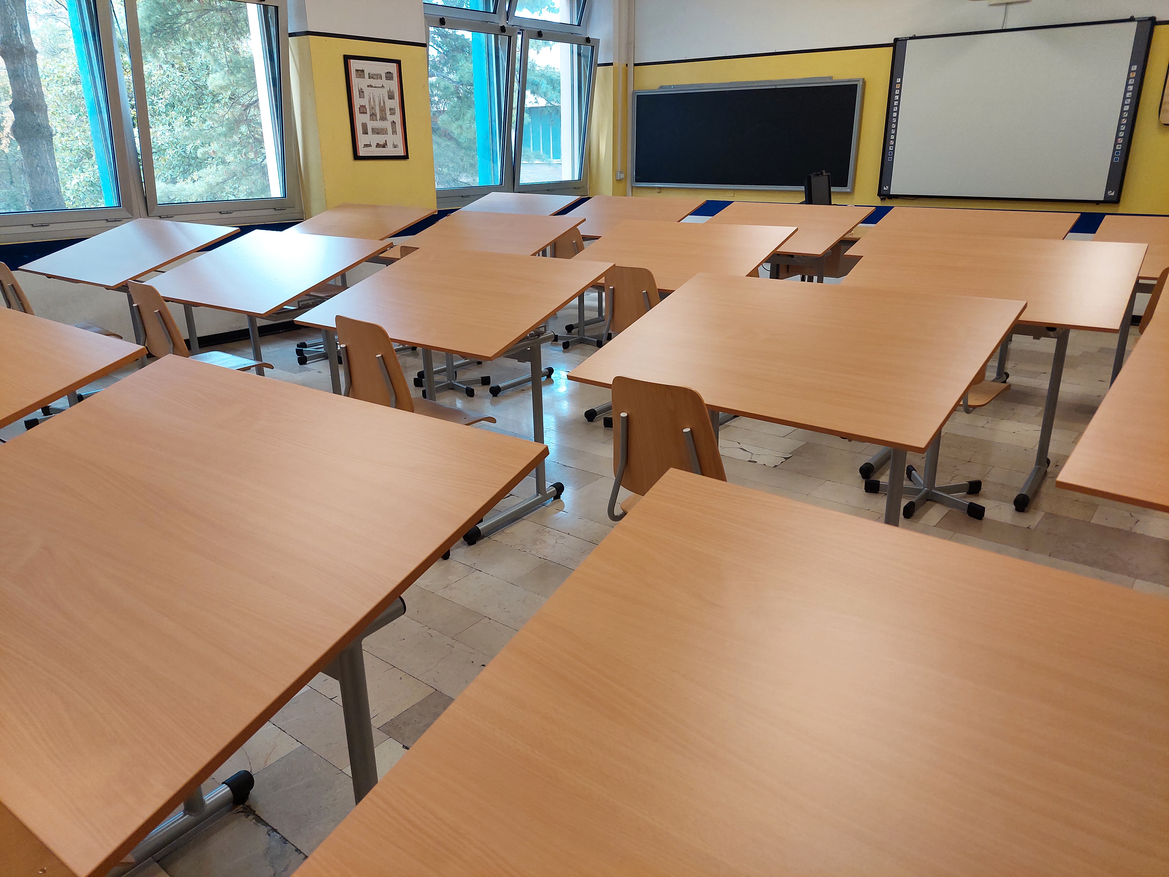 aula scolastica con banco Raffaello