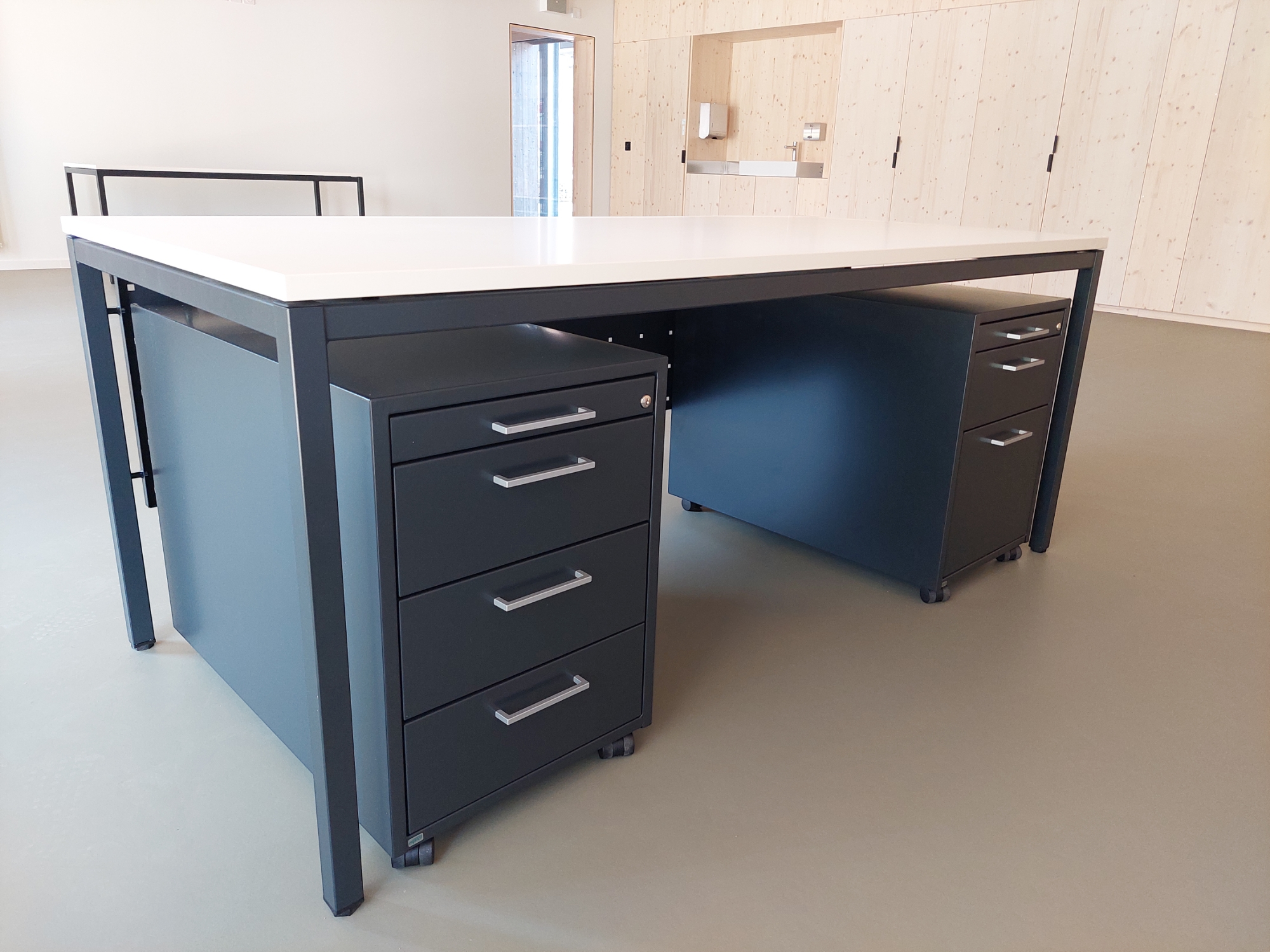 Cattedra con cassettiera a 3 cassetti metallici