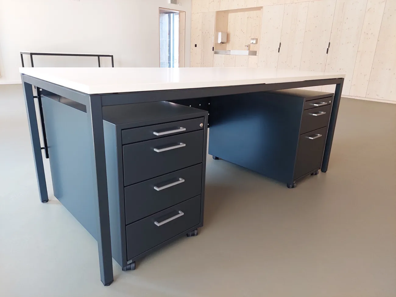 Cattedra con cassettiera a 3 cassetti metallici